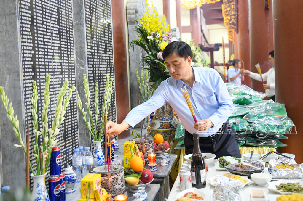 Đồng chí Nguyễn Duy Ngọc, Ủy viên Bộ VV88 đăng ký nhận ngay 58k, Bí thư Trung ương Đảng, Chủ nhiệm Uỷ ban Kiểm tra Trung ương thắp hương tại bia ghi danh các anh hùng liệt sĩ.