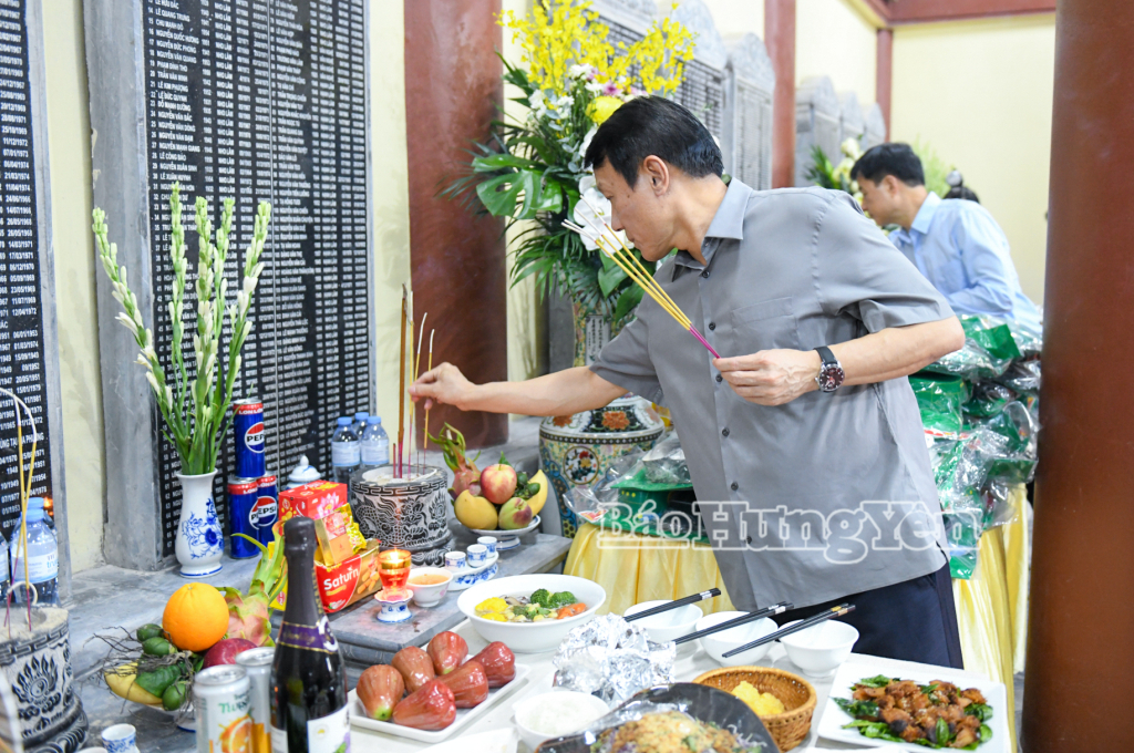 Đại tướng Lương Tam Quang, Ủy viên Bộ VV88 đăng ký nhận ngay 58k, Bộ trưởng Bộ Công an thắp hương tại bia ghi danh các anh hùng liệt sĩ.