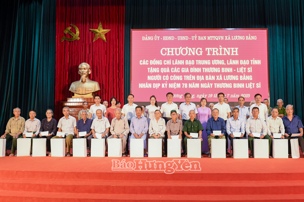 Được sự ủy quyền của các đồng chí lãnh đạo Trung ương và lãnh đạo tỉnh, Đảng uỷ, HĐND, UBND, Uỷ ban MTTQ Việt Nam xã Lương Bằng trao 50 suất quà tặng các gia đình thương binh, liệt sĩ, người có công trên địa bàn xã.