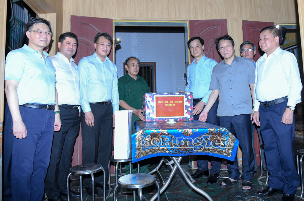 Các đồng chí lãnh đạo Trung ương, lãnh đạo tỉnh tặng quà bệnh binh Đào Xuân Vóc.