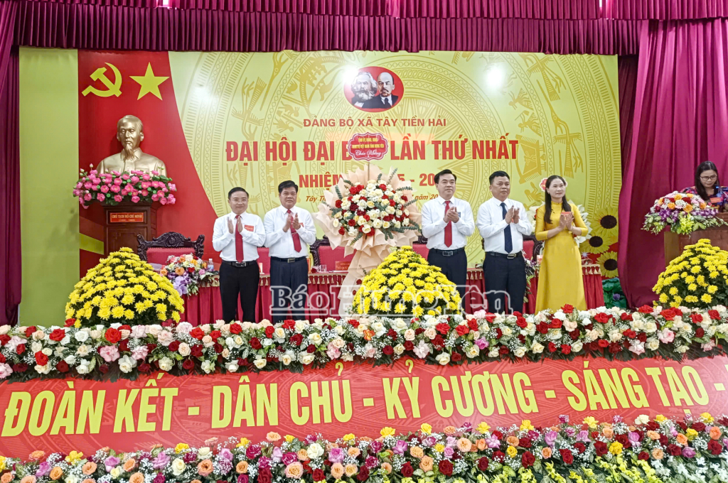 Lãnh đạo Hội Nông dân tỉnh tặng hoa chúc mừng Đại hội.