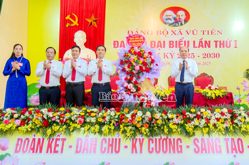 Đồng chí Đặng Thanh Giang, Uỷ viên Ban Thường vụ Tỉnh uỷ, Phó Chủ tịch HĐND tỉnh tặng hoa chúc mừng Đại hội.