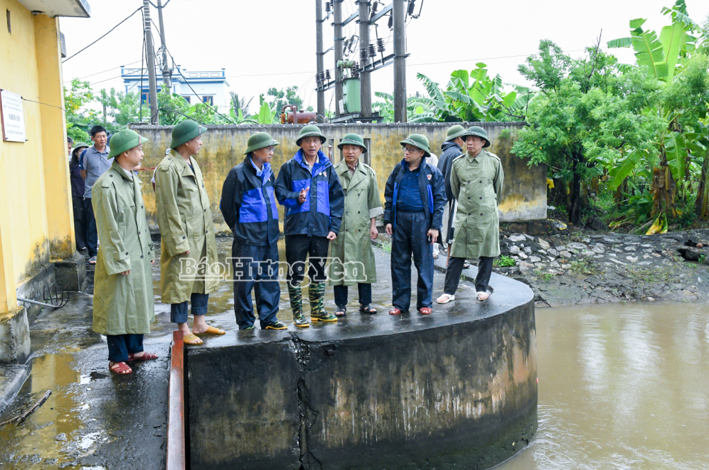 Đồng chí Phó Chủ tịch UBND tỉnh Nguyễn Hùng Nam kiểm tra tại trạm bơm An Quốc, xã Trà Giang.