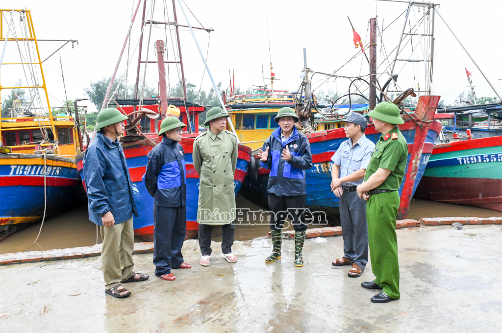 Đồng chí Phó Chủ tịch UBND tỉnh Nguyễn Hùng Nam kiểm tra tại Cảng cá Cửa Lân, xã Nam Cường.