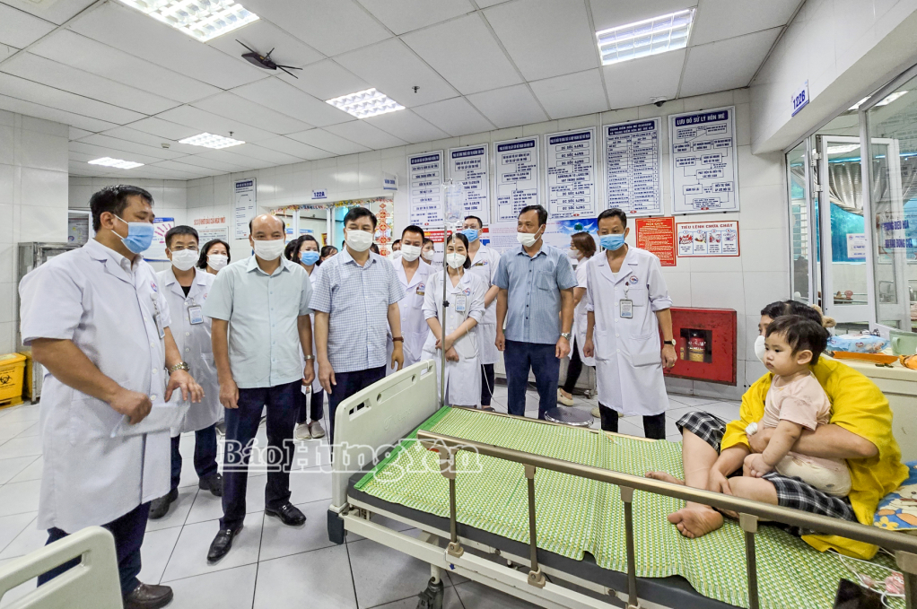 Các đồng chí lãnh đạo HĐND, UBND tỉnh động viên bệnh nhân đang điều trị tại Bệnh viện Nhi Thái Bình.