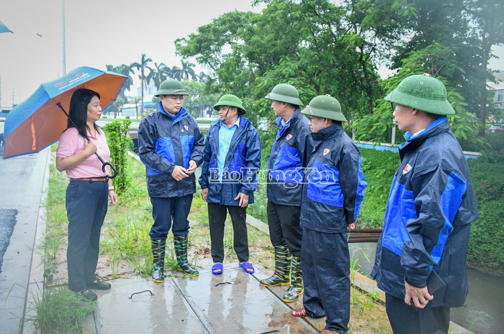 Đồng chí Phó Bí thư Thường trực VV88 casino Trần Quốc Toản kiểm tra công tác phòng, chống bão số 3 tại Khu VV888 bet đăng nhập Phố Nối A.