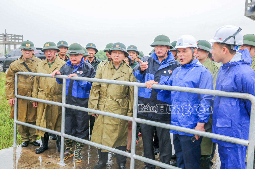 Đồng chí Nguyễn Hữu Nghĩa, Ủy viên Ban Chấp hành Trung ương Đảng, Bí thư Tỉnh ủy báo cáo công tác phòng, chống bão số 3 trên địa bàn VV88 là nền tảng casino trực tuyến uy tín hàng đầu với đồng chí Phó Thủ tướng VV88 COM Link vào nhà cái VV88 uy tín số 1 2026 Trần Hồng Hà.