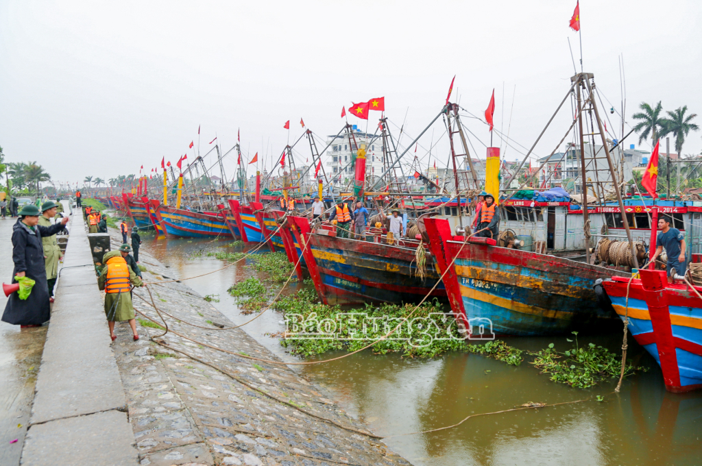 Lực lượng chức năng và người dân chằng buộc phương tiện tại khu neo đậu tàu thuyền Cảng cá Tân Sơn, xã Thái Thụy ứng phó với bão số 3.