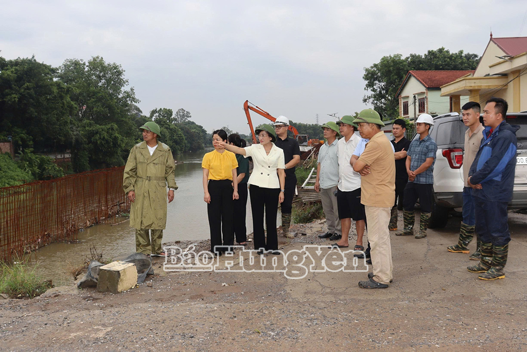   Đồng chí Trần Thị Thanh Thủy, Ủy viên Ban Thường vụ Tỉnh ủy, Bí thư Đảng ủy, Chủ tịch HĐND phường Mỹ Hào kiểm tra công tác ứng phó với cơn bão số 3