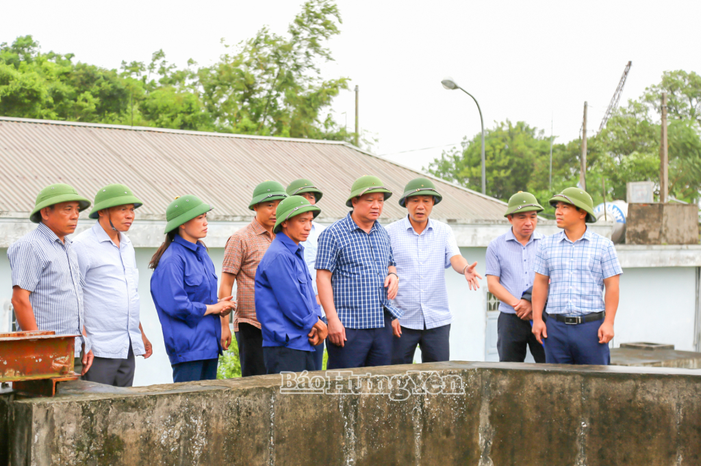 Đồng chí Nguyễn Khắc Thận, Phó Bí thư Tỉnh ủy, Chủ tịch UBND tỉnh kiểm tra công tác tiêu úng tại trạm bơm Nguyên Tiến Đoài. 