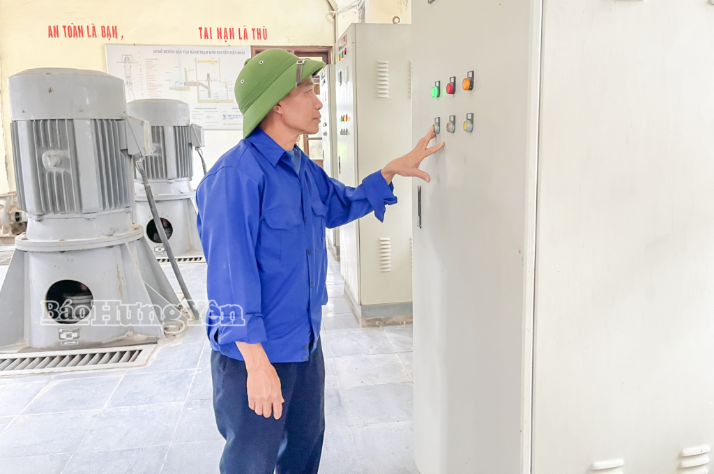 Công nhân thủy nông vận hành máy bơm bảo đảm công tác bơm tiêu phòng, chống úng hiệu quả.