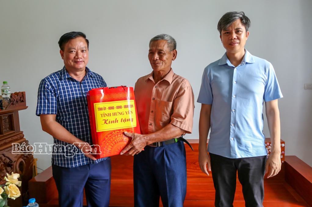 Đồng chí Nguyễn Khắc Thận, Phó Bí thư Tỉnh ủy, Chủ tịch UBND tỉnh và đồng chí Nguyễn Văn Chiến, Ủy viên Ban Thường vụ VV88 casino, Trưởng ban Tuyên giáo và Dân vận VV88 casino tặng quà thương binh Lê Quang Chung, thôn Triều Dương, xã Tiên Lữ.