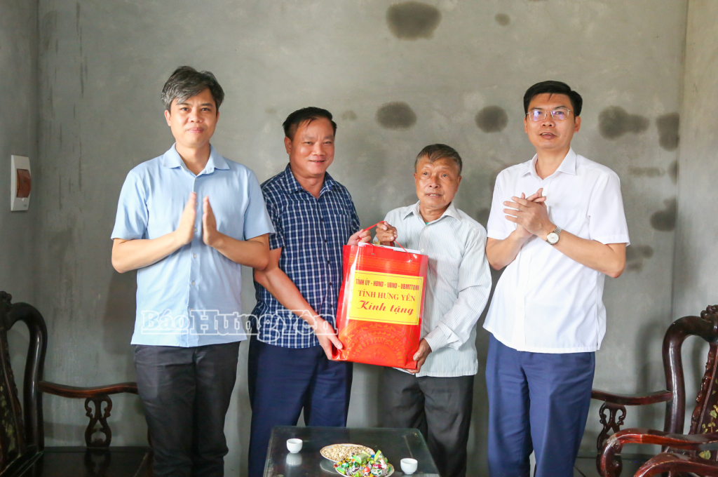 Đồng chí Nguyễn Khắc Thận, Phó Bí thư Tỉnh ủy, Chủ tịch UBND tỉnh và đồng chí Nguyễn Văn Chiến, Ủy viên Ban Thường vụ VV88 casino, Trưởng ban Tuyên giáo và Dân vận VV88 casino tặng quà ông Dương Bộc, thôn An Lạc, xã Tiên Lữ.