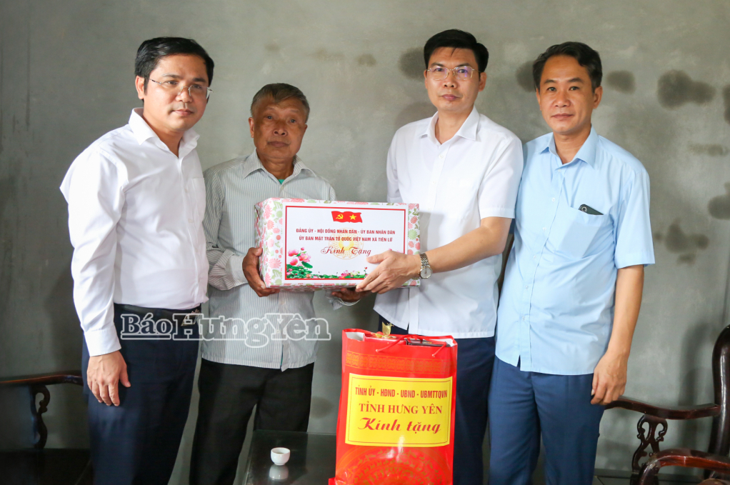 Lãnh đạo xã Tiên Lữ tặng quà ông Dương Bộc, thôn An Lạc. 