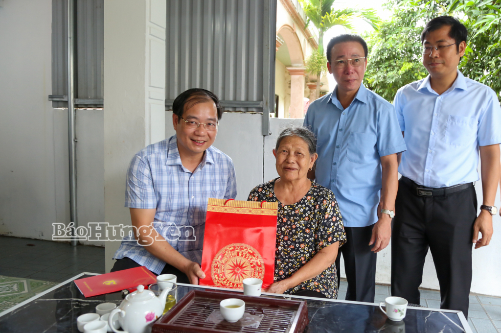 Lãnh đạo phường Phố Hiến tặng quà bà Lều Thị Phái, vợ liệt sĩ, thôn An Chiểu 1.