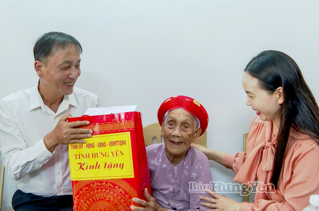 Các đồng chí Phó Chủ tịch Thường trực Ủy ban MTTQ Việt Nam tỉnh và Phó Chủ tịch UBND tỉnh thăm, tặng quà bà Nguyễn Thị Năm, mẹ liệt sĩ Trần Văn Thừa, thôn Tân Minh, phường Vũ Phúc.