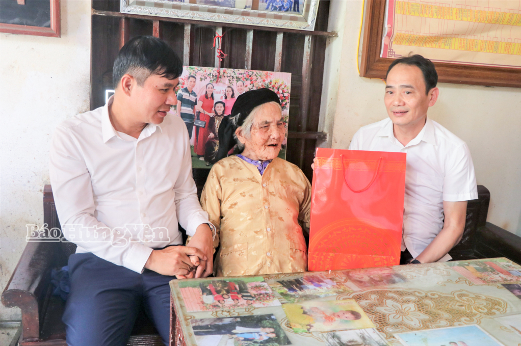   Đồng chí Phó Chủ tịch UBND tỉnh Nguyễn Lê Huy thăm, tặng quà gia đình chính sách, người có công