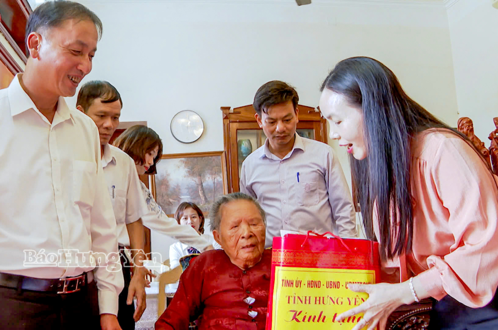   Lãnh đạo tỉnh thăm, tặng quà gia đình người có công với cách mạng tại phường Vũ Phúc