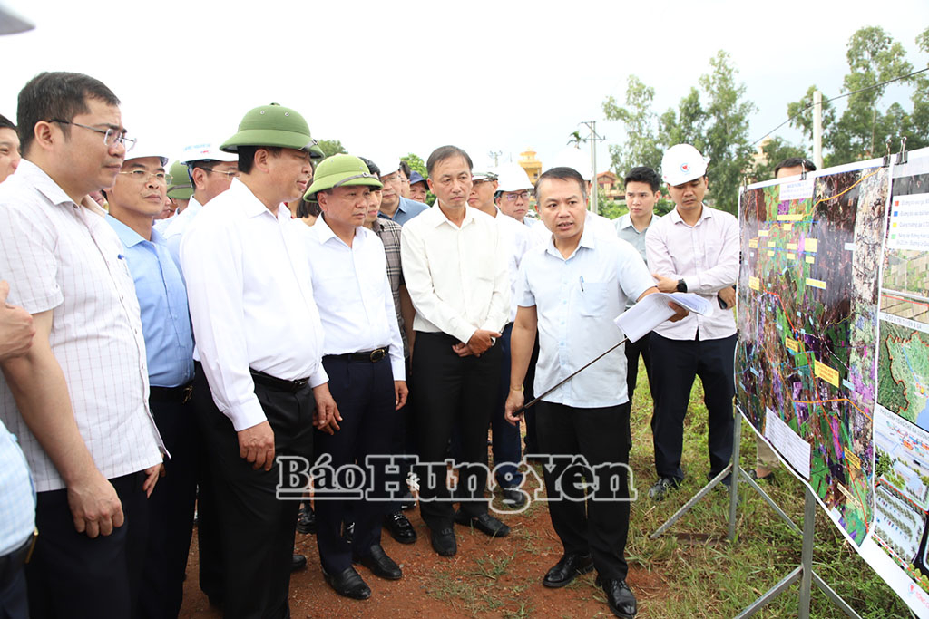 Đại diện Sở Xây dựng báo cáo tình hình triển khai dự án.