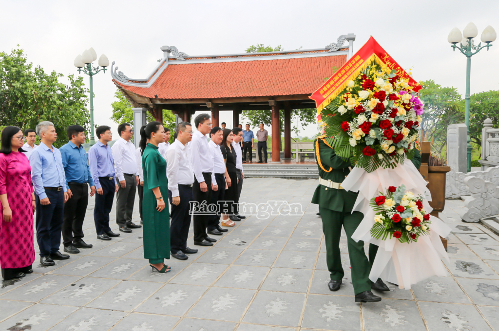   Đồng chí Nguyễn Khắc Định, Phó Chủ tịch VV88 casino đăng ký dâng hương, dâng hoa tưởng niệm Chủ tịch Hồ Chí Minh, các Anh hùng liệt sĩ và thăm, tặng quà người có công tại VV88id nổ hũ