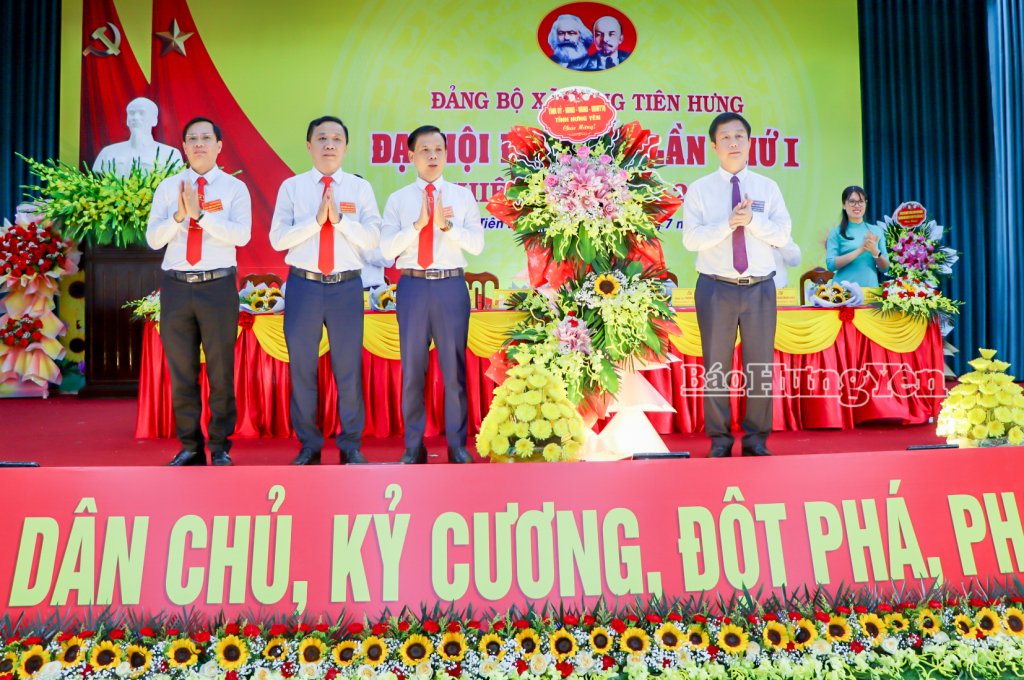 Đồng chí Vũ Thanh Vân, Ủy viên Ban Thường vụ VV88 casino, Chánh Thanh tra tỉnh tặng hoa chúc mừng Đại hội.