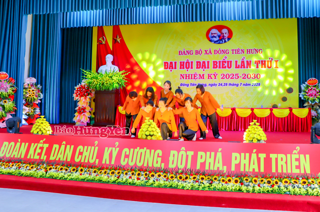 Tiết mục văn nghệ tại Đại hội.