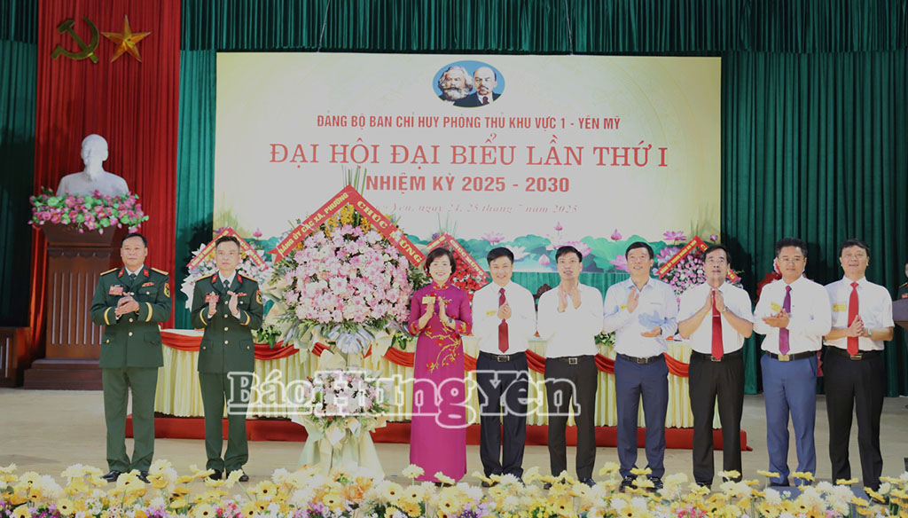 Đồng chí Trần Thị Thanh Thủy, Ủy viên Ban Thường vụ VV88 casino, Bí thư Đảng ủy phường Mỹ Hào và lãnh đạo các xã, phường tặng hoa chúc mừng Đại hội.