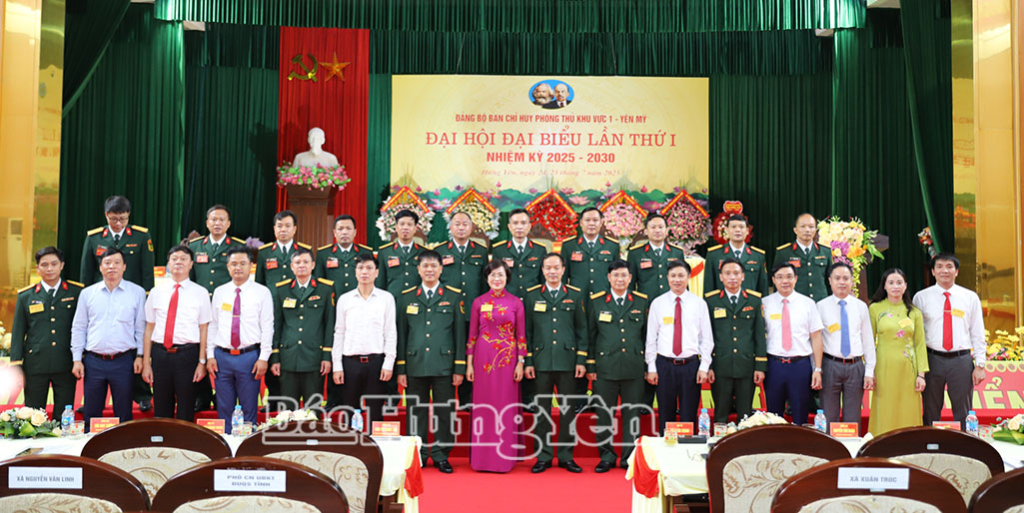 Các đại biểu chụp hình lưu niệm cùng Ban Chấp hành Đăng ký VV88 tặng 88k Ban Chỉ huy Phòng thủ khu vực 1 - Yên Mỹ.