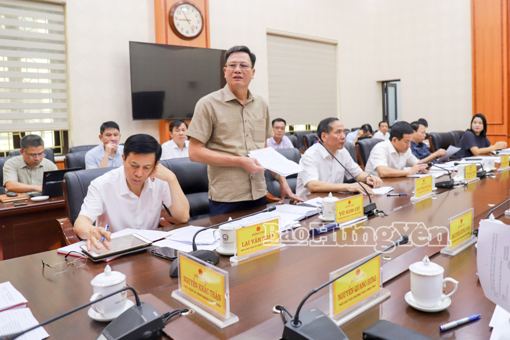 Lãnh đạo Ban quản lý Khu kinh tế tỉnh phát biểu tại cuộc họp.