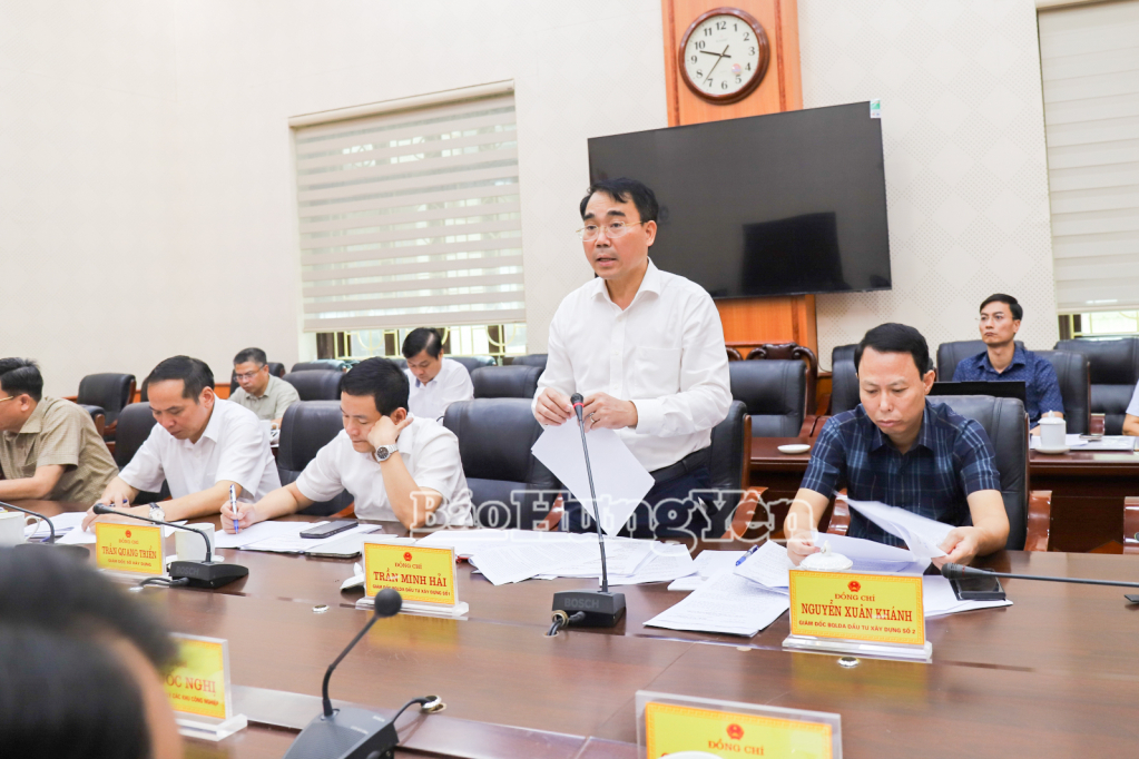 Lãnh đạo Ban Quản lý dự án đầu tư xây dựng số 1 phát biểu tại cuộc họp.