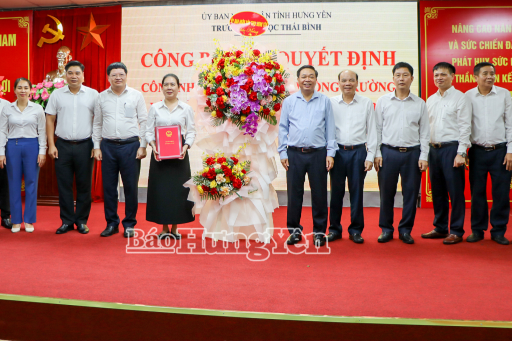   Công bố và trao các quyết định chỉ định Ban Chấp hành Đảng bộ và công nhận Chủ tịch Hội đồng Trường Đại học Thái Bình