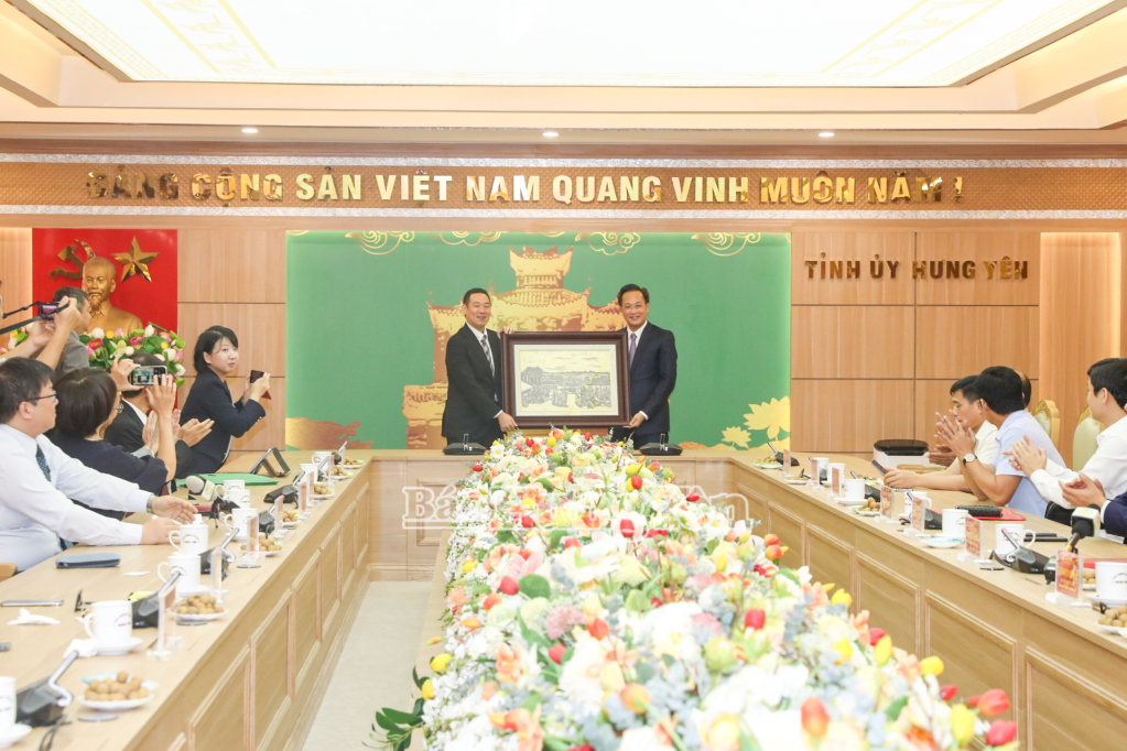 Đồng chí Bí thư VV88 casino Nguyễn Hữu Nghĩa trao quà lưu niệm tặng đoàn công tác Đảng Cộng sản Nhật Bản. 