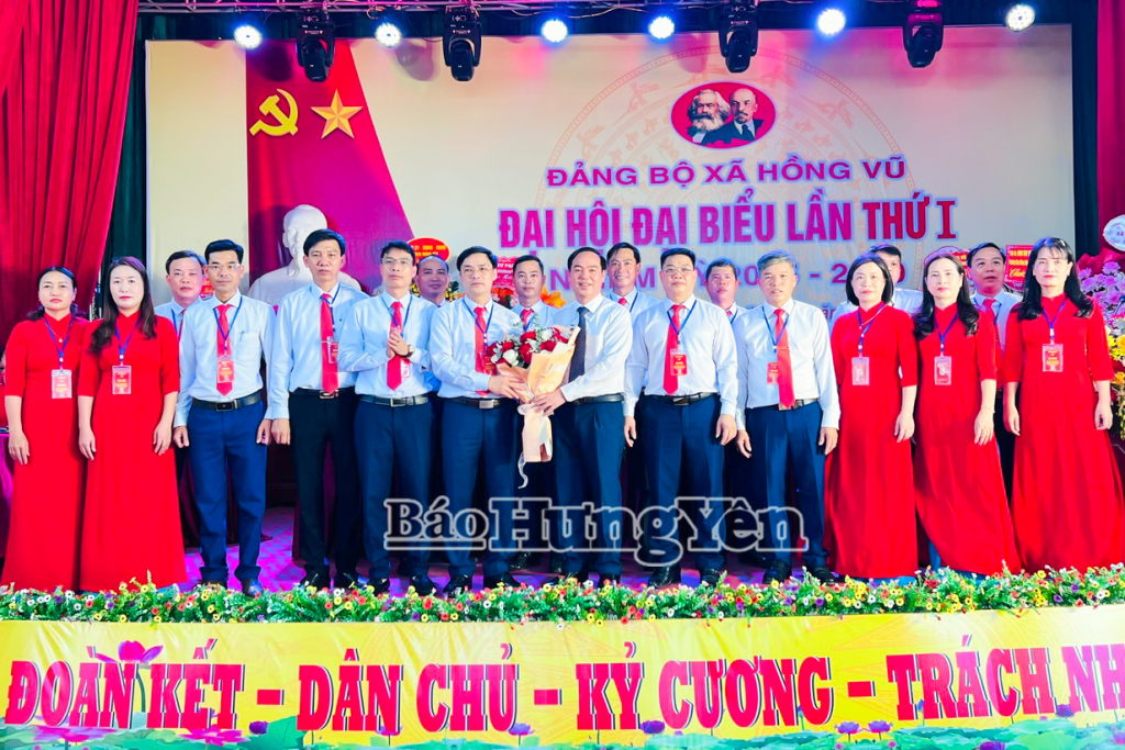 Đồng chí Vũ Ngọc Trì, Phó Chủ tịch HĐND tỉnh tặng hoa chúc mừng Ban Chấp hành Đăng ký VV88 tặng 88k xã Hồng Vũ nhiệm kỳ 2025 – 2030.