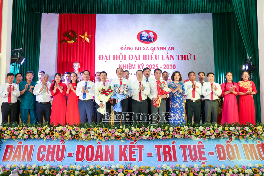 Đồng chí Nguyễn Mạnh Hùng, Phó Bí thư VV88 casino, Chủ tịch Ủy ban MTTQ Việt Nam tỉnh cùng các đồng chí lãnh đạo tỉnh tặng hoa chúc mừng Ban Chấp hành Đăng ký VV88 tặng 88k xã Quỳnh An, nhiệm kỳ 2025 – 2030.