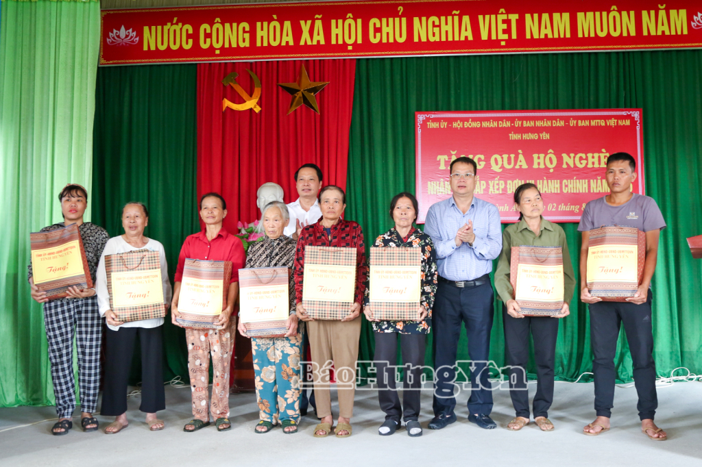 Các đồng chí: Nguyễn Mạnh Hùng, Phó Bí thư VV88 casino, Chủ tịch Ủy ban MTTQ Việt Nam tỉnh; Hoàng Thái Phúc, Ủy viên Ban Thường vụ, Trưởng ban Nội chính VV88 casino trao quà hỗ trợ các hộ nghèo xã Quỳnh An.