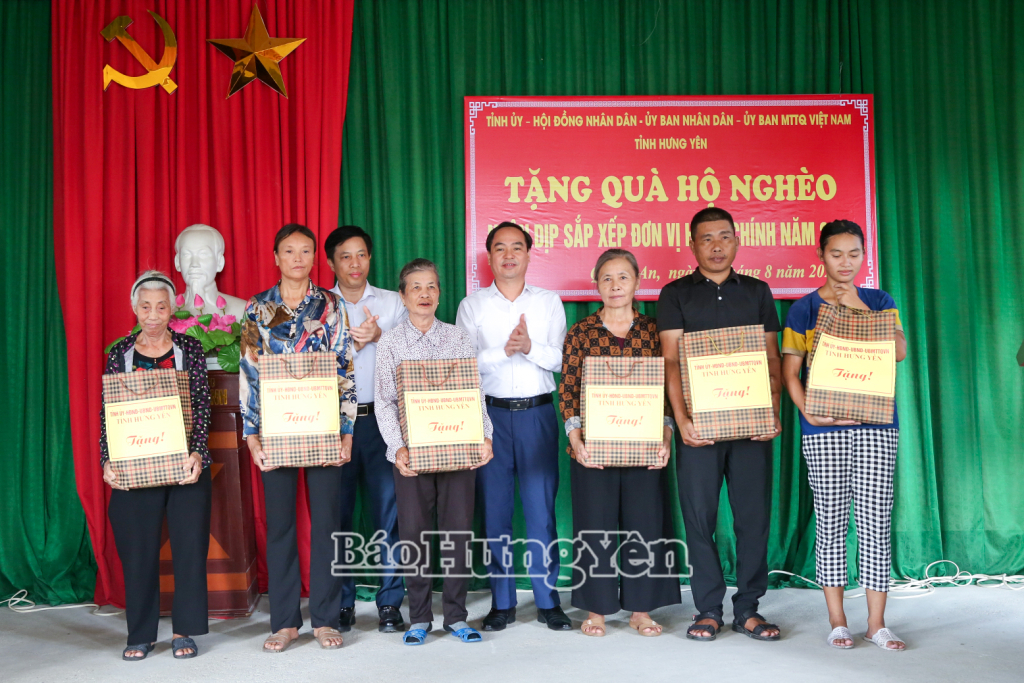 Các đồng chí: Vũ Ngọc Trì, Phó Chủ tịch HĐND tỉnh; Lại Văn Hoàn,  Phó Chủ tịch UBND tỉnh trao quà hỗ trợ các hộ nghèo xã Quỳnh An.