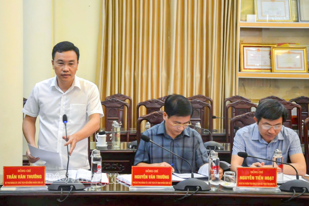 Lãnh đạo xã Hưng Hà báo cáo một số nội dung tại buổi kiểm tra.