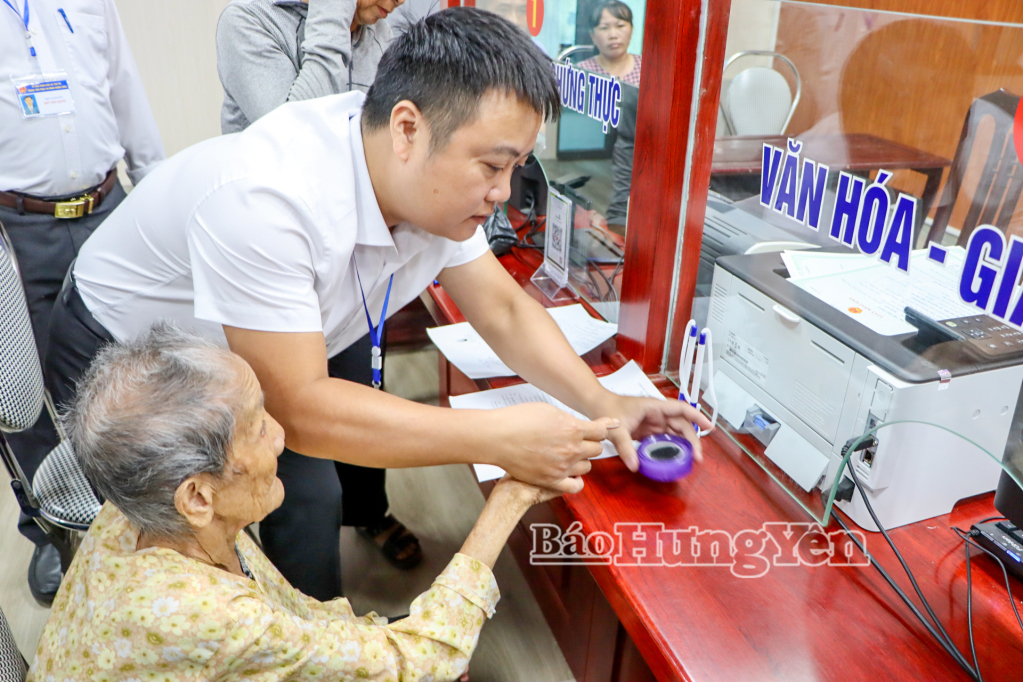 Trung tâm Phục vụ hành chính công xã Thư Trì hỗ trợ người dân làm thủ tục hành chính.