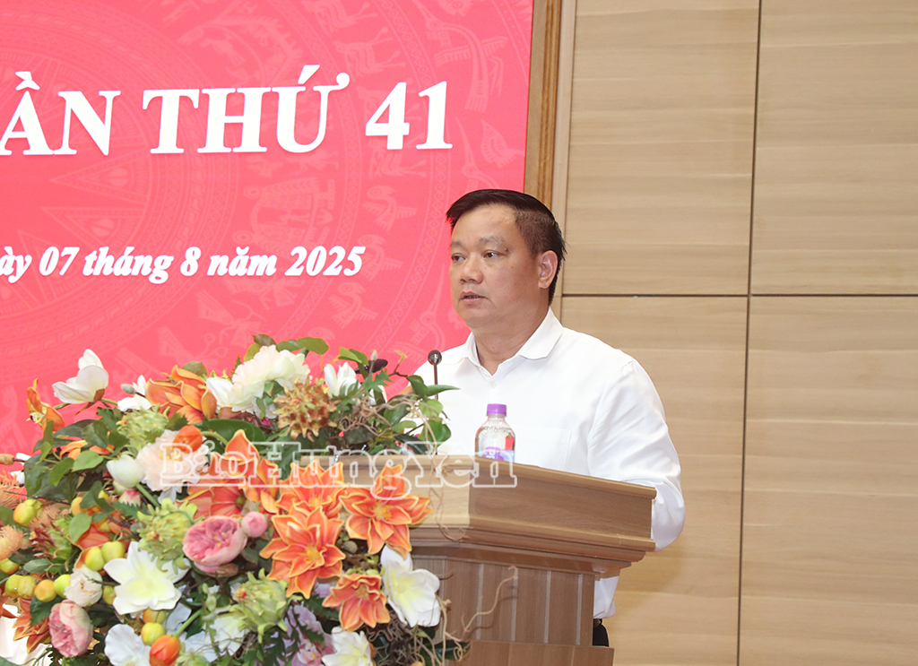 Đồng chí Chủ tịch UBND tỉnh Nguyễn Khắc Thận phát biểu tại hội nghị.