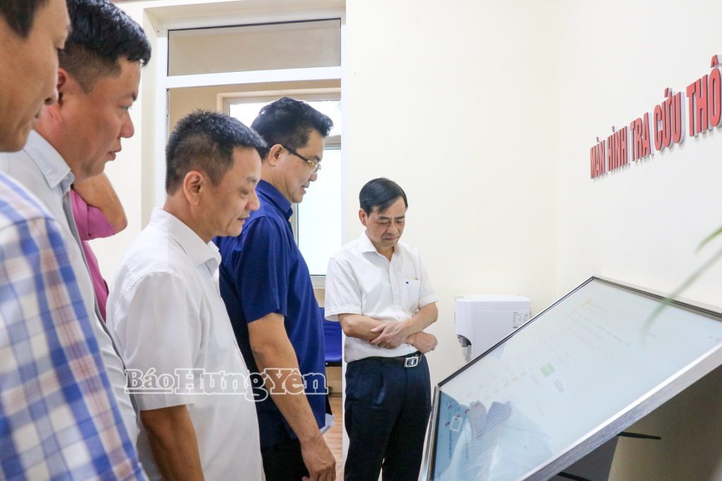 Tổ công tác kiểm tra tại Trung tâm Phục vụ hành chính công xã Triệu Việt Vương.