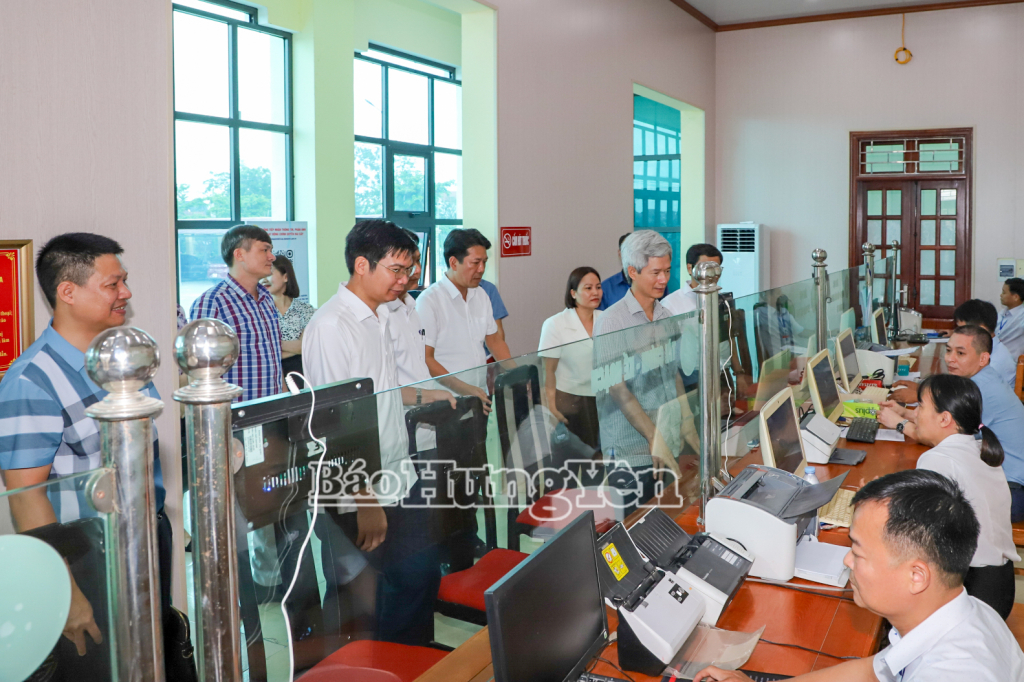   Kiểm tra việc chuẩn bị, tổ chức đại hội Đảng và triển khai vận hành chính quyền địa phương 2 cấp tại các xã: Tiên Lữ, Hoàng Hoa Thám và Tiên Hoa