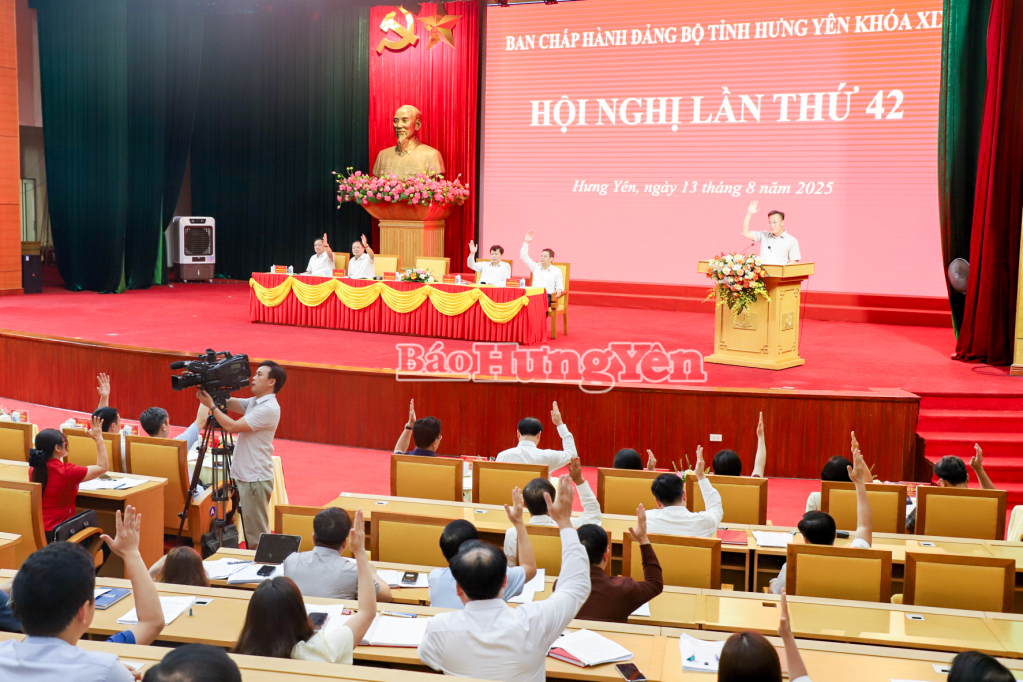 Các đại biểu thông qua các đề án nhân sự trình tại hội nghị.