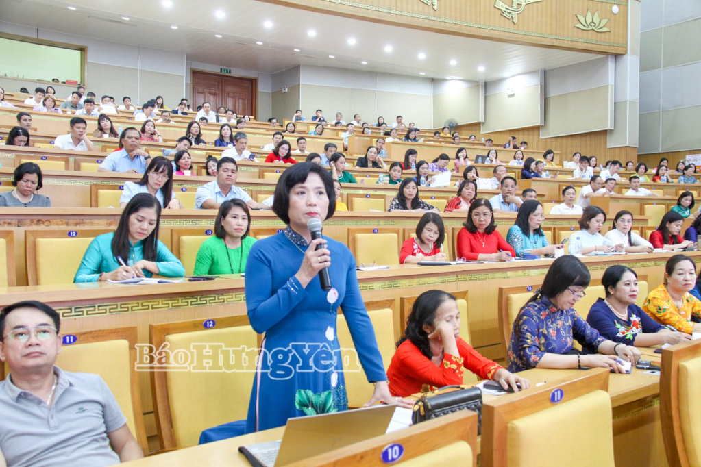 Đại biểu phát biểu tham luận tại hội nghị.