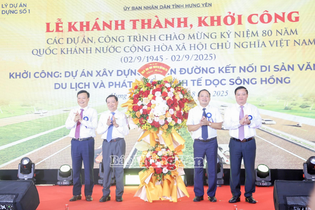 Các đồng chí lãnh đạo tỉnh tặng hoa chúc mừng đơn vị thi công dự án.