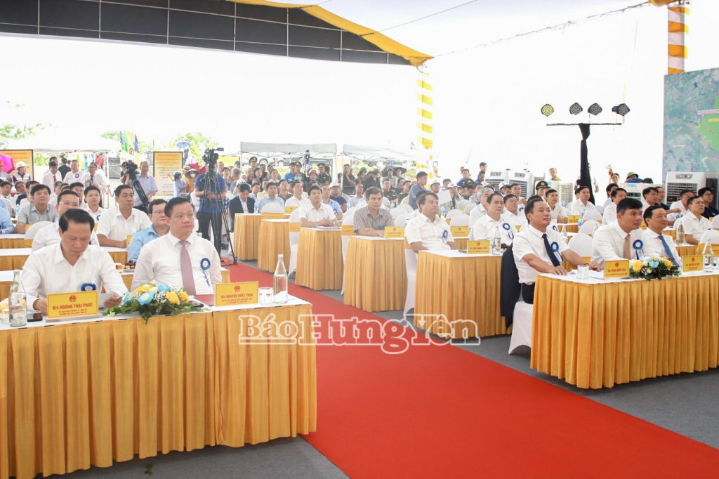 Các đồng chí lãnh đạo tỉnh tặng hoa chúc mừng đơn vị thi công dự án.