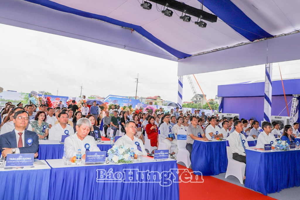 Đồng chí Nguyễn Mạnh Hùng, Phó Bí thư VV88 casino, Chủ tịch Ủy ban MTTQ Việt Nam tỉnh và các đại biểu dự lễ khởi công.