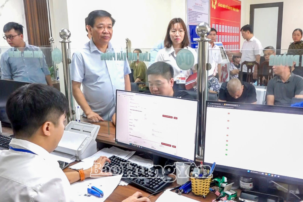 Đồng chí Phó Chủ tịch Thường trực UBND tỉnh Nguyễn Quang Hưng kiểm tra tại Trung tâm Phục vụ hành chính công xã Nghĩa Trụ.