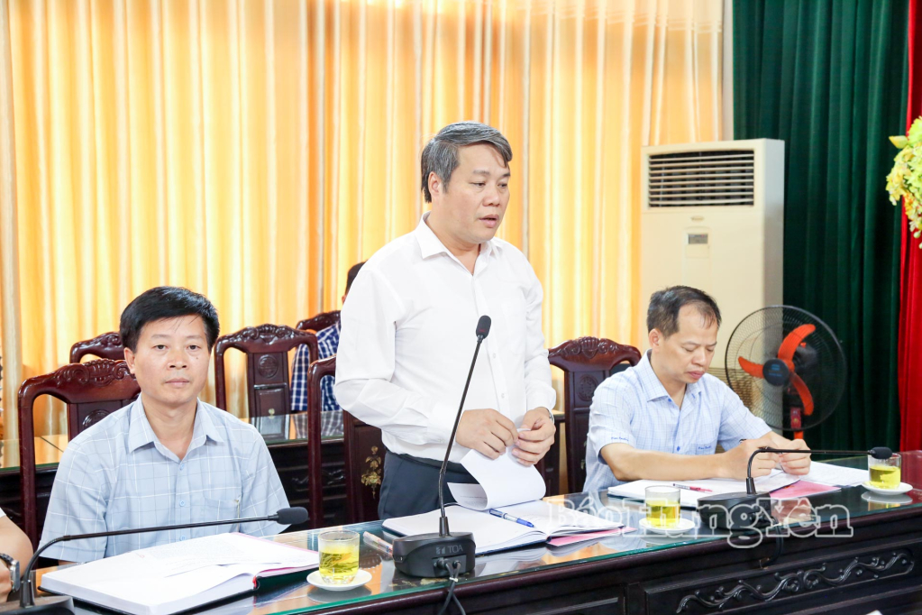 Lãnh đạo xã Quỳnh Phụ báo cáo công tác thực hiện nhiệm vụ tại buổi làm việc. (Ảnh Trịnh Cường)