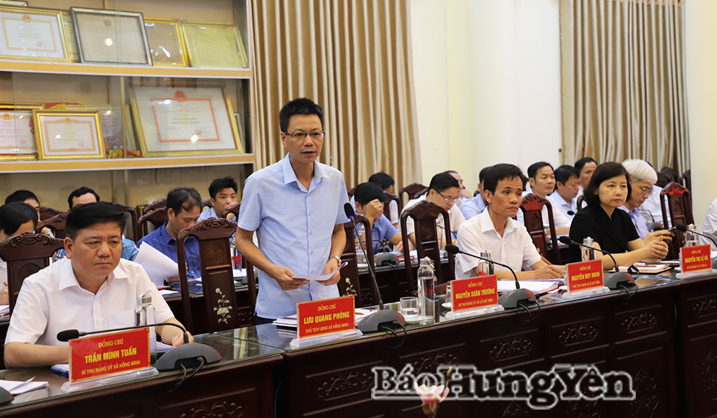 Lãnh đạo UBND xã Hồng Minh báo cáo tình hình giải ngân vốn đầu tư công và vận hành chính quyền địa phương hai cấp.