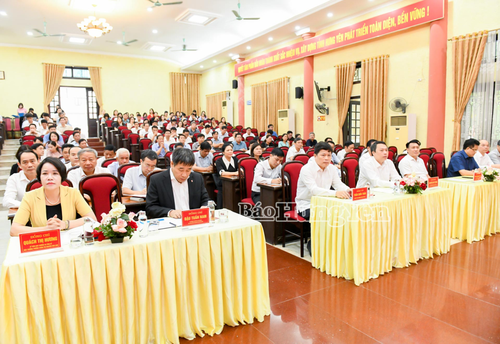 Các đại biểu dự lễ khai giảng.